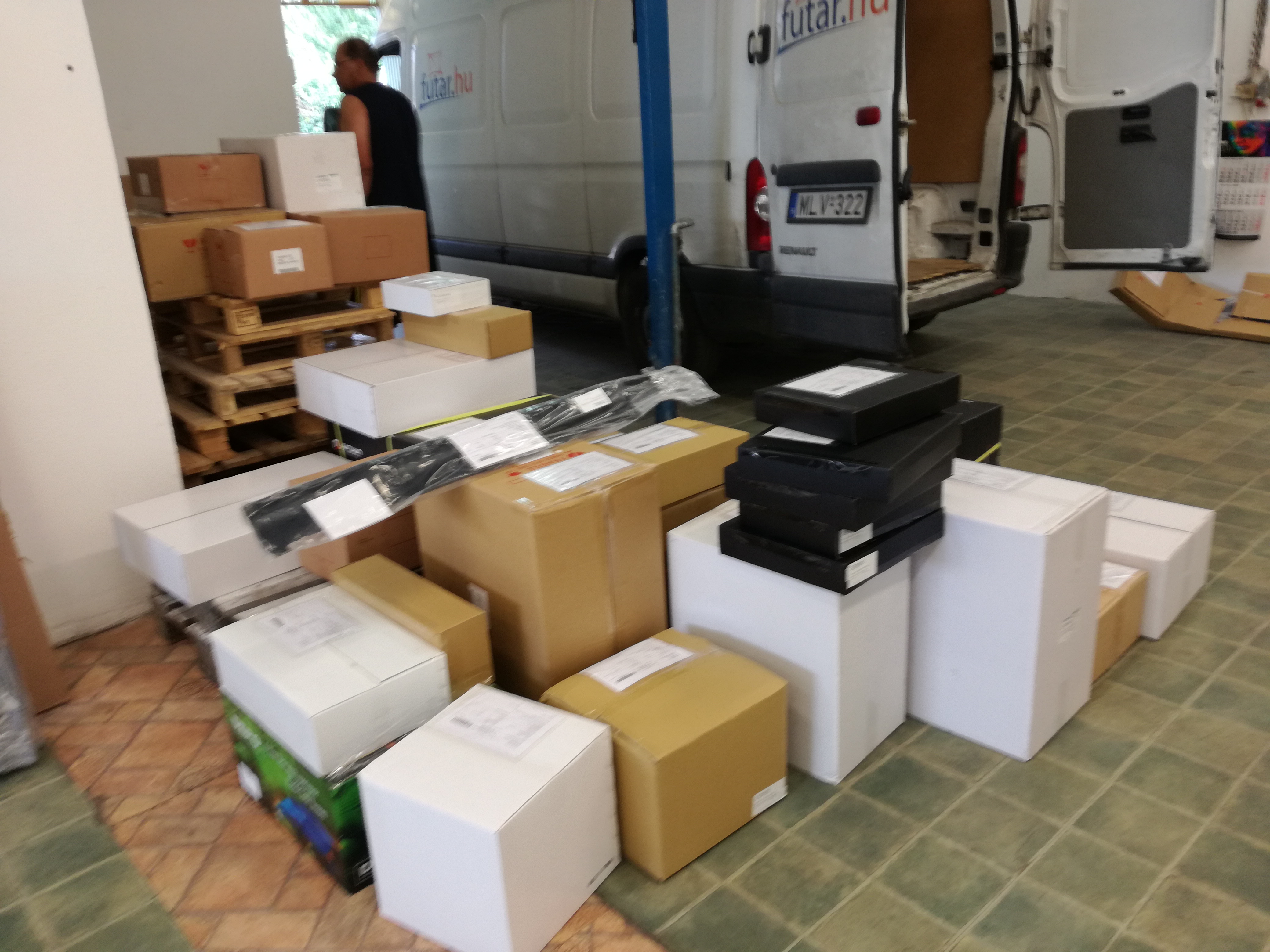 Kisebb áruk szállításra kikészítve